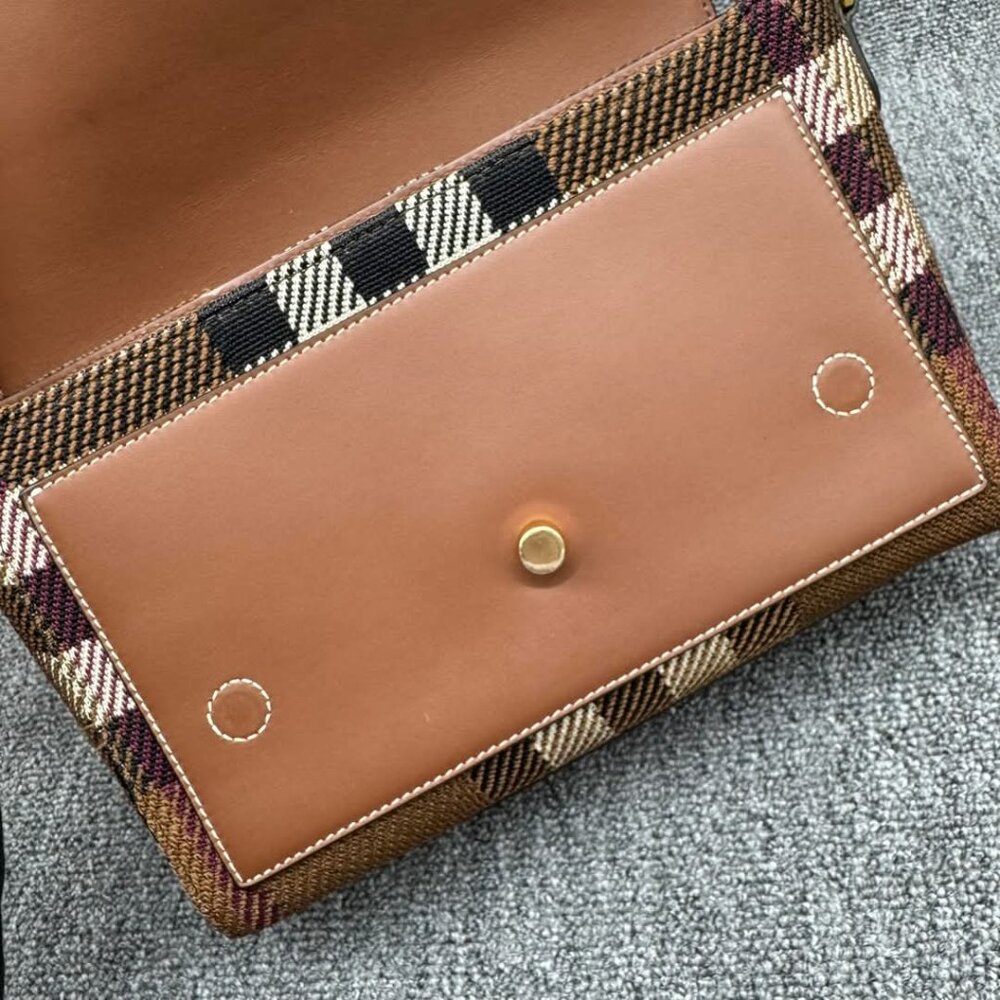 Burberry Leather Shoulder Bag 799-030325 - Picture 11 of 15